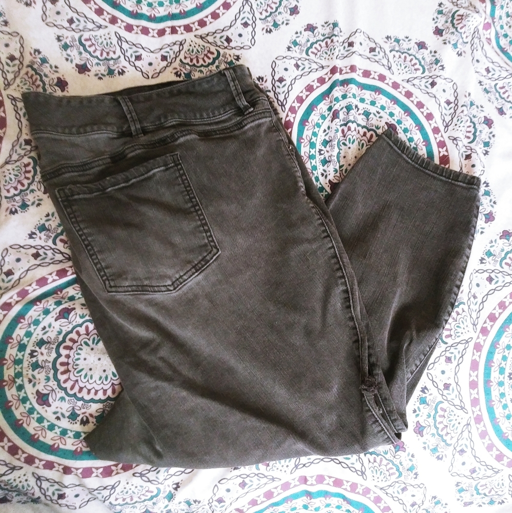 Torrid Premium Stone Washed Distressed Black Jeggings sz 28S - gently worn